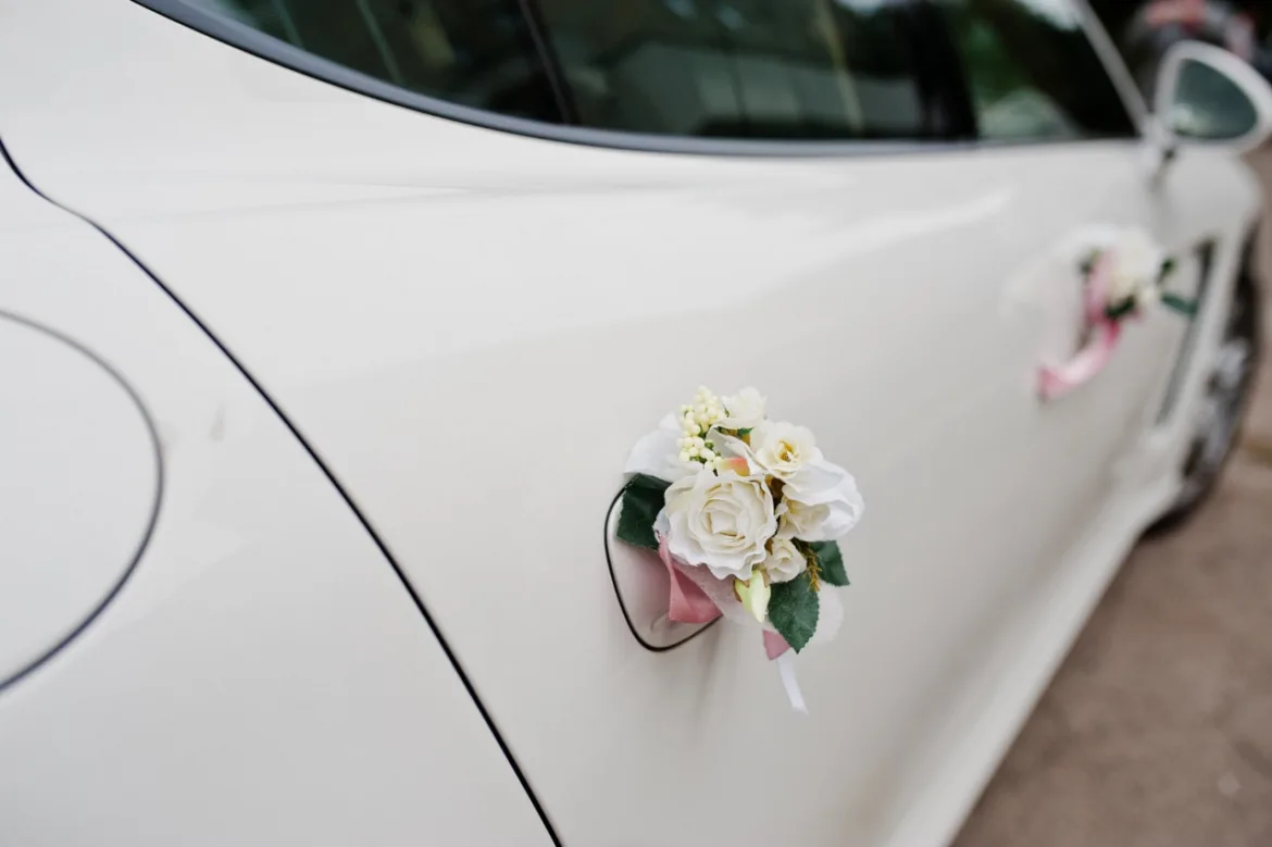 Kokarda na samochód – pomysłowe udekorowanie auta na ceremonię ślubną